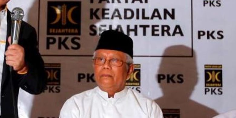 Hilmi Aminuddin saat masih menjabat sebagai Ketua Majelis Syuro PKS dalam konferensi pers di Kantor DPP PKS, Jalan TB Simatupang, Jakarta Selatan, Jumat (1/2/2013).