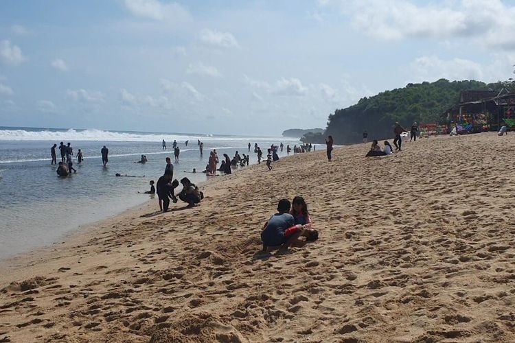 Wisatawan libur lebaran di Pantai Sepanjang, Tanjungsari, Gunungkidul. Minggu (23/4/2023)