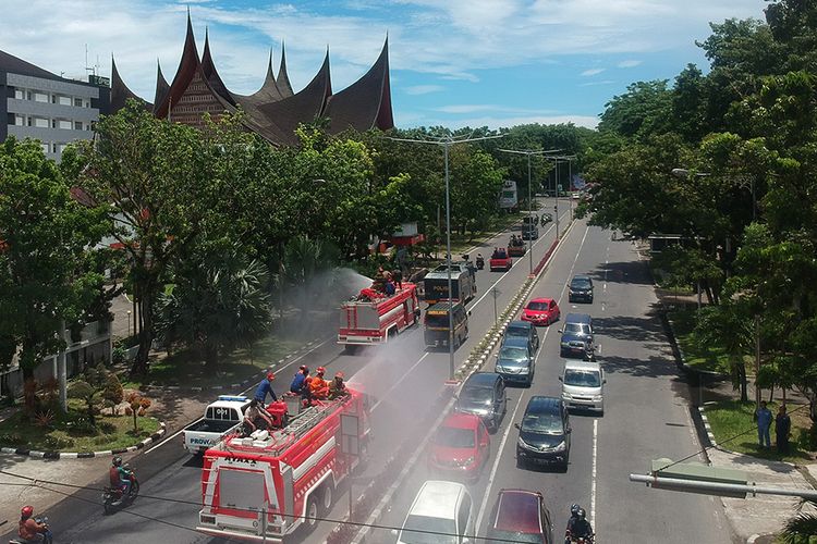 Petugas pemadam kebakaran menyemprotkan cairan disinfektan ke fasilitas umum di Padang, Sumatera Barat, Senin (23/3/2020). Tim gabungan terdiri dari TNI-Polri, BPBD, Satpol-PP dan Pemadam Kebakaran melakukan penyemprotan disinfektan secara massal di jalan protokol dan fasilitas umum di kota itu untuk mengantisipasi penyebaran COVID-19.