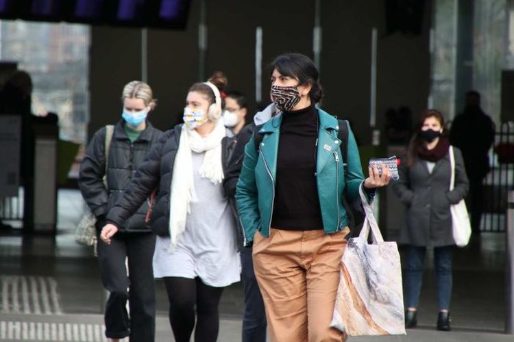 Warga kota Melbourne yang keluar rumah diwajibkan memakai masker mulai Kamis (23/7/2020), dengan denda 200 dollar Australia (Rp 2 juta) jika melanggarnya.