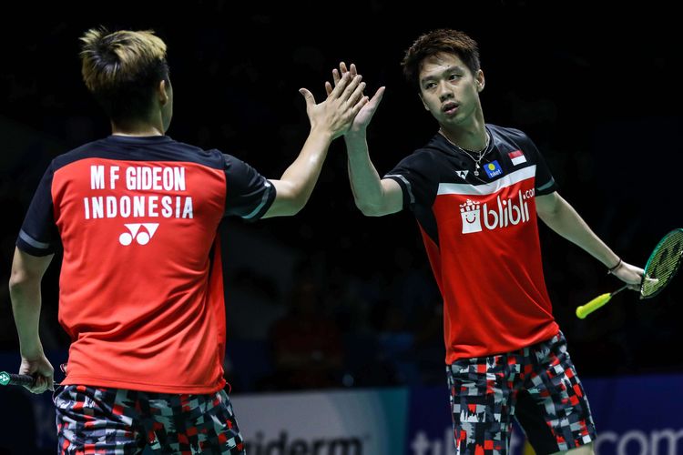 Ganda putra Indonesia Kevin Sanjaya Sukamuljo dan Marcus Fernaldi Gideon saat melawan ganda putra Indonesia Mohammad Ahsan dan Hendra Setiawan dalam final Blibli Indonesia Open 2019 di Istora Gelora Bung Karno, Jakarta, Minggu (21/7/2019). Marcus-Kevin keluar sebagai juara setelah menang 21-19, 21-16.