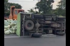 Truk Bermuatan Sayuran Kecelakaan di Tol Cikampek Km 57 Arah Jakarta