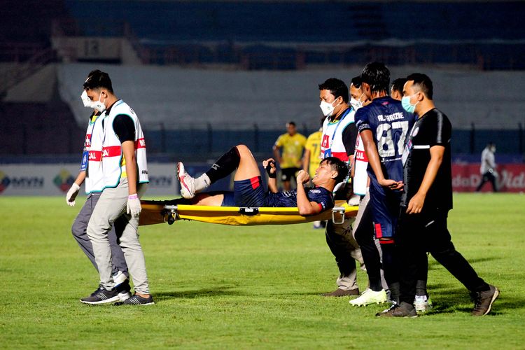 Pemain Arema FC Feby Eka ditandu arena cedera saat melawan Barito Putera pada pertandingan pekan ke-13 Liga 1 2021-2022 yang berakhir dengan skor 2-1 di Stadion Sultan Agung Bantul, Selasa (23/11/2021) malam.