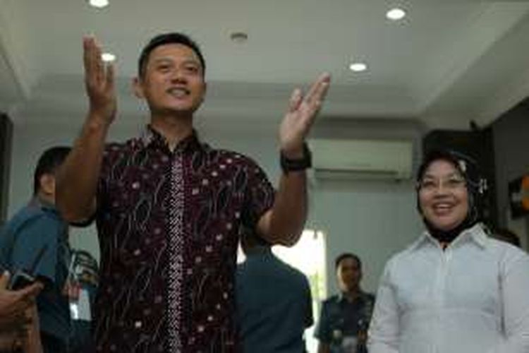 Pasangan bakal calon gubernur dan calon wakil gubernur  Agus Harimurti Yudhoyono-Sylviana Murni, usai menjalani cek kesehatan di Rumah Sakit Angkatan Laut Mintoharjo, Jakarta, Sabtu (24/9/2016). Hari ini ketiga pasangan bakal calon gubernur dan calon wakil gubernur menjalani pemeriksaan kesehatan, sebagai salah satu syarat mengikuti Pilkada DKI Jakarta 2017.