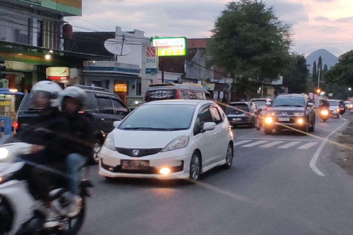 #--Suasana arus lalu lintas puncak mudik balik, di simpang empat Bendorjeo Kecamatan Pogalan Trenggalek Jawa Timur, Minggu (14/04/2024)---#