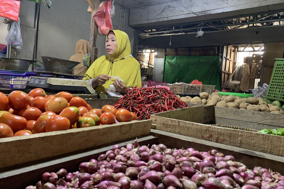 Harga bawang merah di Pasar Kranji Baru, Bekasi Barat, Kota Bekasi, mengalami kenaikan Rp 10.000 perkilogram, Selasa (14/11/2023). Lonjakan bawang merah itu sudah terjadi dari dua minggu yang lalu.
