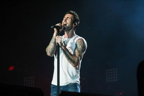 Ketika Adam Levine Berfoto Sambil Pakai Gaun...