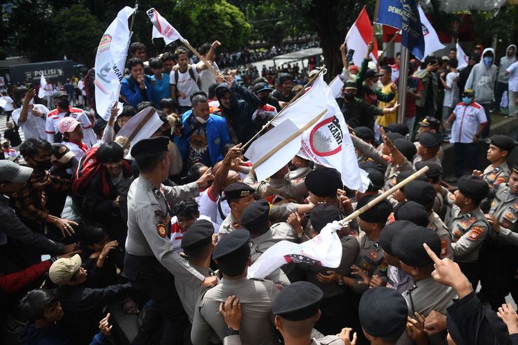 Pengunjuk rasa saling dorong dengan polisi saat mecoba menerobos masuk Gedung Merah Putih KPK di Jakarta, Selasa (11/4/2023). Unjuk rasa menuntut mundurnya Ketua KPK Firli Bahuri itu berlangsung ricuh serta ditandai dengan pelemparan tikus dan telur ke arah gedung KPK.