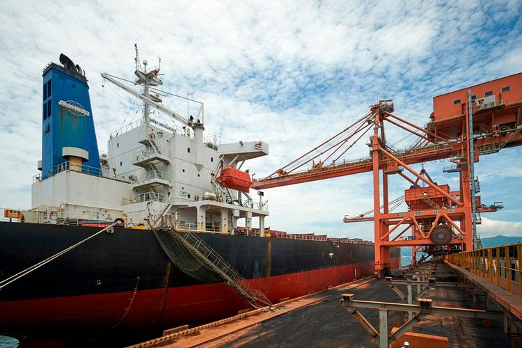 Pelabuhan Cigading yang merupakan pelabuhan curah kering terbesar dan terdalam di Indonesia dengan kompleks pergudangan terbesar di Asia Tenggara.