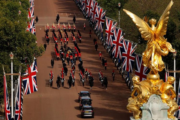 Prosesi pemindahan peti mati Ratu Elizabeth II dari Istana Buckingham menuju Aula Westminster, Rabu (14/9/2022).