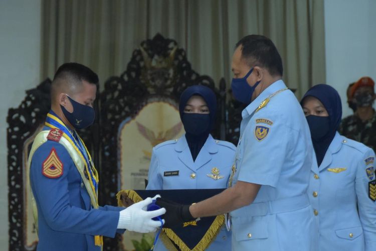 Kepala Staf Angkatan Udara (KSAU) Marsekal TNI Fadjar Prasetyo mewisuda 106 taruna AAU 2020 di Yogyakarta, Rabu (24/6/2020).