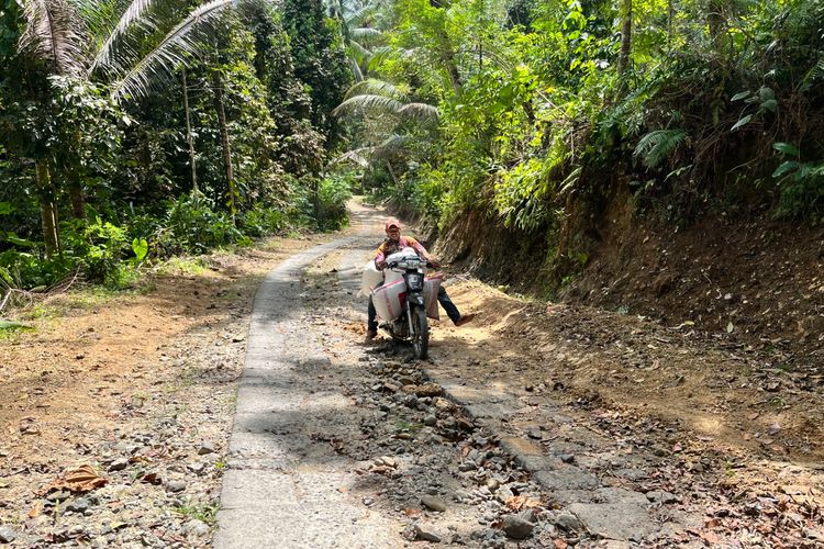 Jalan Rusak Bertahun-tahun, Warga Pangandaran Pertaruhkan Keselamatan demi Aktivitas Sehari-hari 