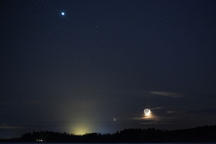 Ilustrasi konjungsi Venus dan Jupiter. Fenomena konjungsi Venus akan menemani saat sahur terakhir Ramadhan pada 1 Mei 2022 dini hari.