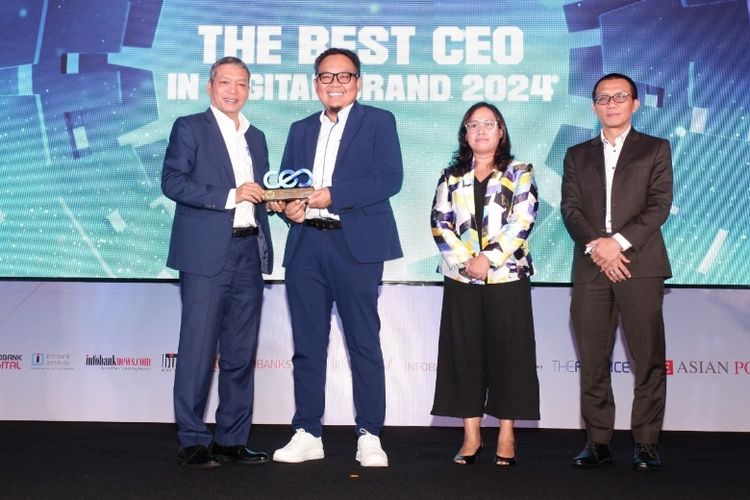 Direktur Utama Tugu Insurance Tatang Nur Hidayat menerima plakat penghargaan bergengsi dalam ajang Infobank-Isentia 13th Digital Brand Awards 2024.