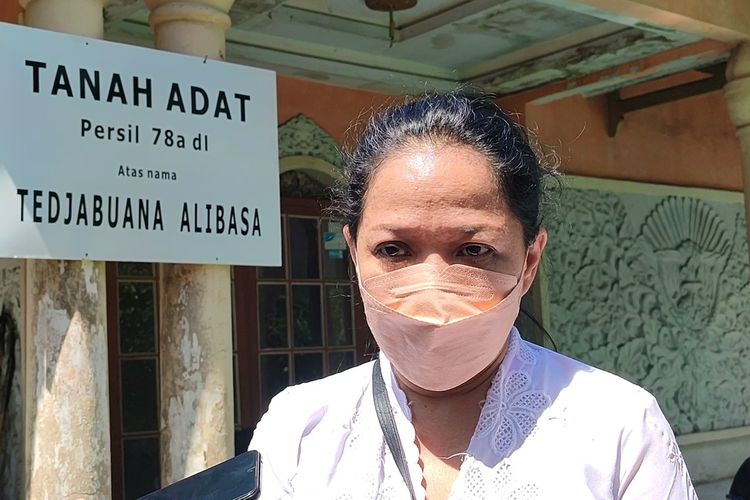 Tati Djuwita Djatikusumah, Girang Pangaping Akur Sunda Wiwitan, memberikan keterangan kepada sejumlah pekerja media, di depan bangunan yang di-sengketa-kan, Blok Mayasih, Kecamatan Cigugur, Kabupaten Kuningan Rabu (18/5/2022)