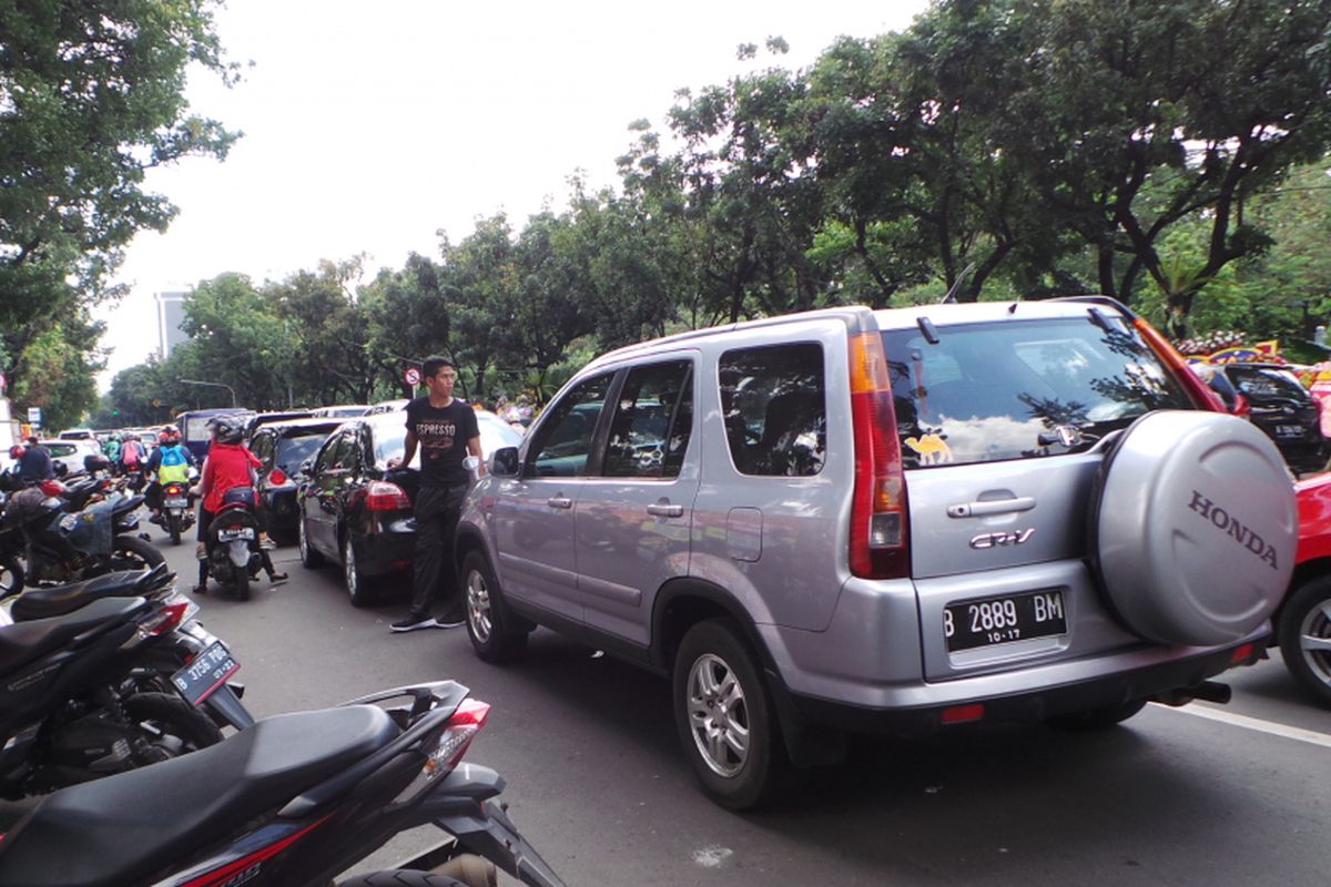 Parkir liar di badan jalan depan Balai Kota DKI atau Jalan Medan Merdeka Selatan. Foto diambil pada Sabtu (29/4/2017).