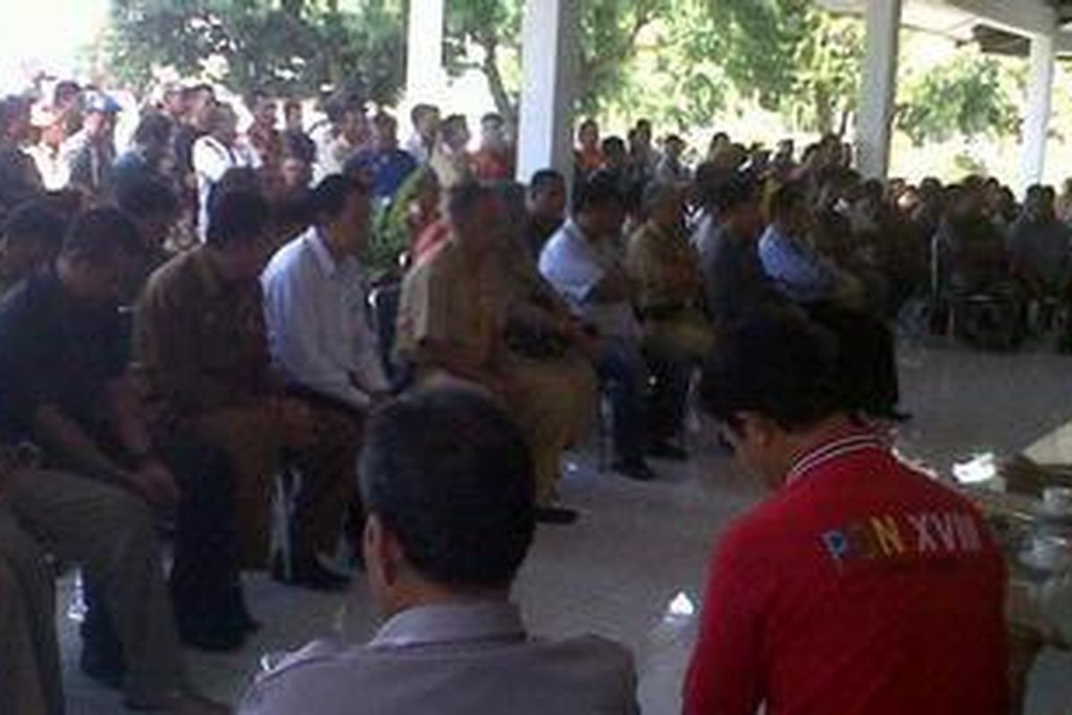 Ratusan orang Syamsuddin berkumpul di rumah jabatan Bupati Pangkep, terkait penghinaan yang dilakukan seorang oknum guru SMP lewat situs jejering sosial Facebook.