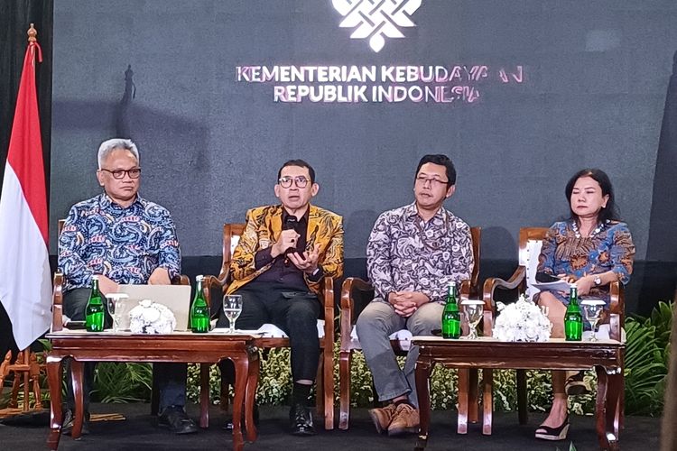 Menteri Kebudayaan (Menbud) Fadli Zon bersama pejabat terkait dalam Taklimat Media di Museum Nasional, Jakarta Pusat, Kamis (2/10/2025).