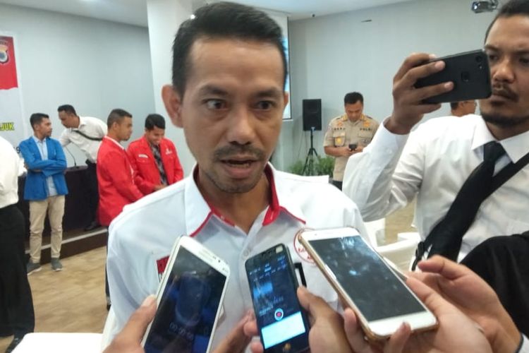 Ketua KPU Provinsi Maluku, Syamsul Rifan Kubangun saat diwawancarai wartawan seusai menghadiri pertemuan dengan Kapolda Maluku bersama tokoh masyarakat, tokoh agama di salah satu hotel di Ambon, Senin (22/4/2019)