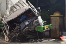 Kecelakaan Truk di Lumajang, Sopir Terjepit dan Lalu Lintas Macet 2 Km