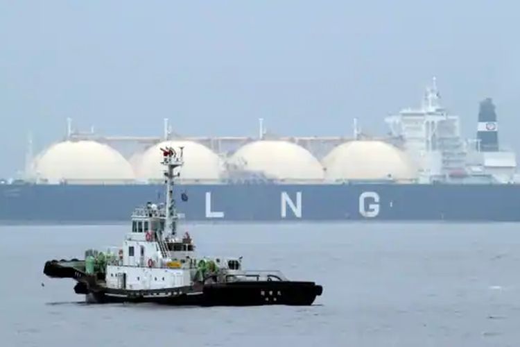 Kapal tanker LNG Al Hamra tiba di pelabuhan di Yokohama, barat daya Tokyo. 