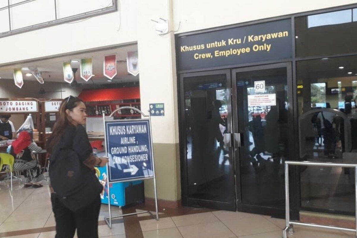 Seorang warga berada di terminal 1 Bandara Juanda, Surabaya, Jawa Timur.