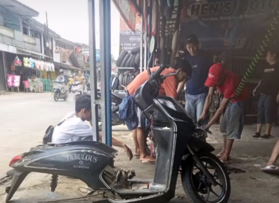 Video Motor Korban Bengkel di Sentul Diperbaiki Relawan