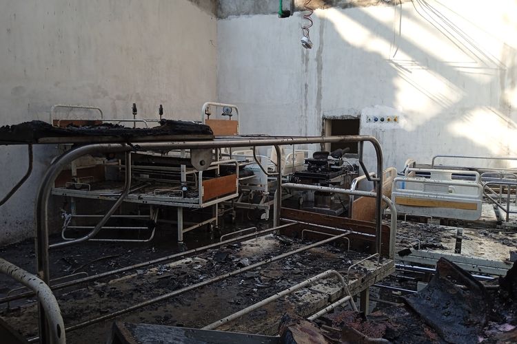 Caption: Kondisi Ruang Kemuning RSUD Kabupaten Nganjuk yang terbakar, Selasa (21/11/2023)