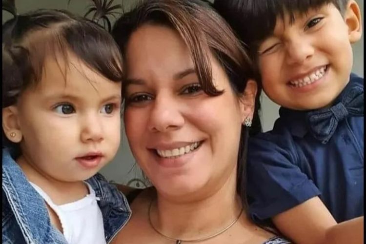 Mariely Chacon (40 tahun), berada di kapal Thor bersama putranya yang berusia 6 tahun dan putrinya yang berusia 2 tahun, untuk pelayaran yang menyenangkan dari Higuerote ke Pulau Tortuga, di negara bagian Miranda di Venezuela, menurut Univision.