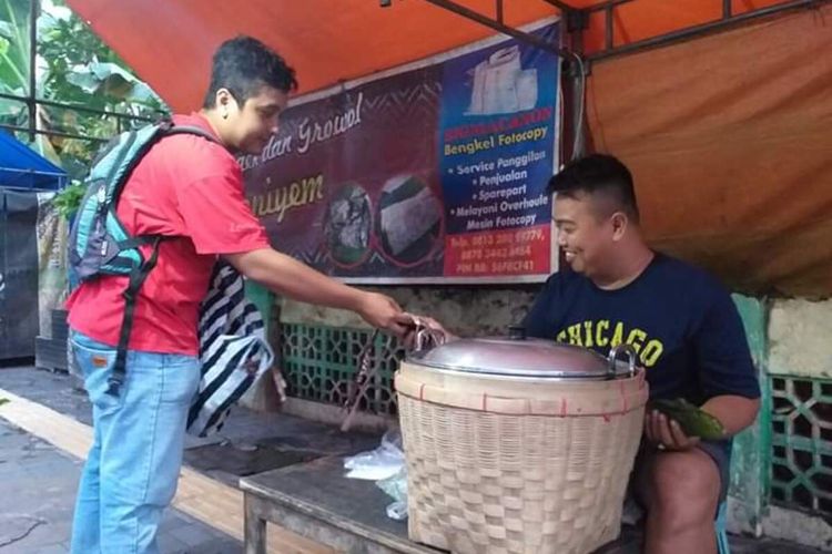 Ipung membagi sabun, masker maupun handsanitizer ke pedagang di alun-alun Wates, Kulon Progo, Daerah Istimewa Yogyakarta.