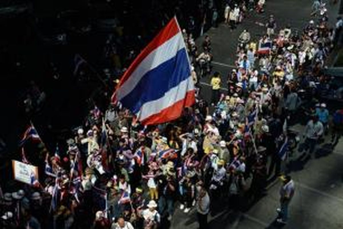 Ribuan pendukong opossisi mengepung kantor sementara perdana menteri untuk  menuntut agar PM Yingluck Shinawatra mundur dari jabatannya.