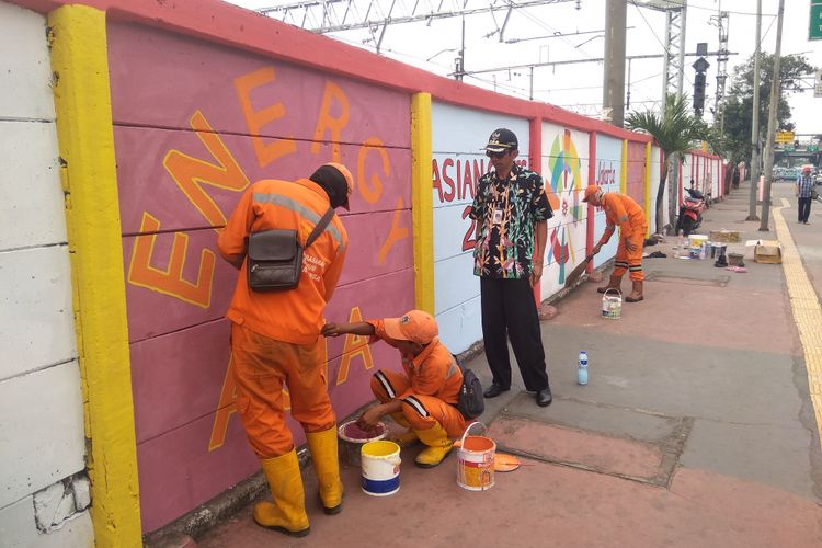 Mural Asian Games mulai hiasi tembok stasiun Jatinegara, Kamis (12/7/2018)