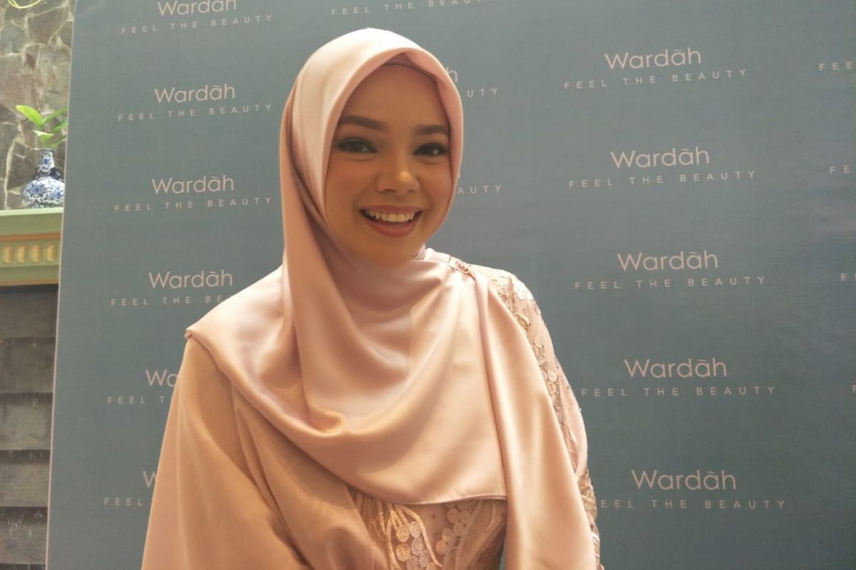 Dewi Sandra saat ditemui dalam acara Wardah Feel The Beauty di kawasan Kebayoran, Jakarta Selatan, Senin (18/2/2019).