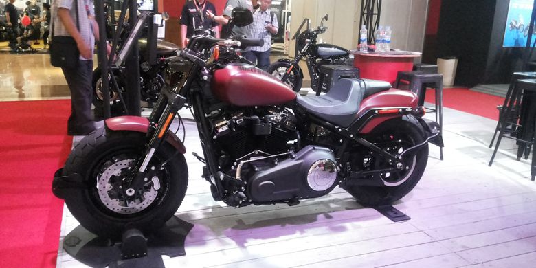 Salah satu motor yang dipajang di stan Harley Davidson pada hari ketiga pameran Indonesia International Motor Show (IIMS) 2018, JIExpo Kemayoran, Jakarta, Sabtu (21/4/2018).