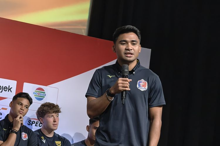 Pemain Port FC, Asnawi Angkualam, berbicara kepada media di acara konferensi pers Piala Presiden 2025 di Jakarta pada Jumat (4/7/2025).