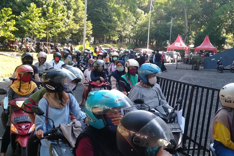 Antrean warga saat vaksinasi Covid-19 di GOR Tawangalun, Banyuwangi, Jumat (11/6/2021)