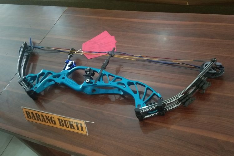 Busur panah yang berhasil diamankan dalam kasus pencurian satu set alat panah di Lapangan Perpani Temanggung.