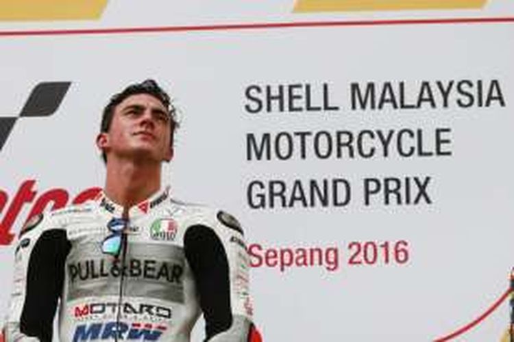 Pebalap Aspar Mahindra asal Italia, Francesco Bagnaia, berdiri di atas podium Sirkuit Sepang setelah finis di urutan pertama pada balapan Moto3 Malaysia, Minggu (30/10/2016).