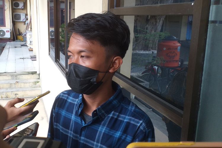 Ketua BEM Universitas Riau, Kaharuddin saat diwawancarai wartawan usai mendampingi korban pelecehan seksual melapor ke Polresta Pekanbaru, Jumat (5/11/2021).