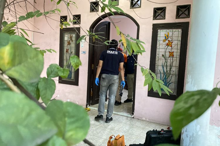 Petugas Puslabfor Mabes Polri bersama Inafis Polda Jabar dan Polres Indramayu saat melakukan oleh TKP ulang penemuan mayat satu keluarga dalam satu liang di Kelurahan Paoman, Kecamatan/Kabupaten Indramayu, Jawa Barat, Selasa (2/9/2025)