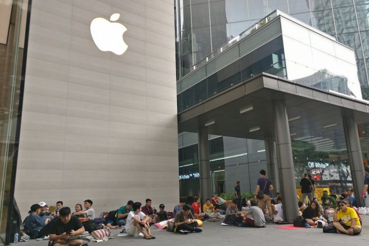 Para pengantre iPhone X di depan Apple Store Orchard Road, sebagian sudah datang sejak Minggu (29/11/2017)