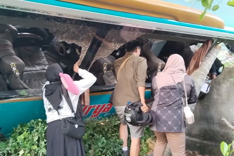 Bus terbalik di Lombok Timur