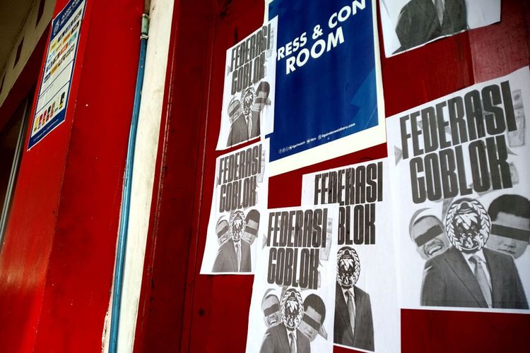 Kelompok orang tak dikenal menempel puluhan poster di pintu Kantor PSSI Kota Blitar, Kamis (9/1/2025), berisi hujatan kepada PSSI atas pemberhentian Shin Tae-yong sebagai pelatih Timnas Indonesia.