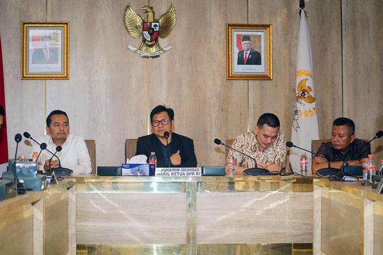 Wakil Ketua Dewan Perwakilan Rakyat (DPR) Republik Indonesia Bidang Koordinator Kesejahteraan Rakyat (Korkesra) Abdul Muhaimin Iskandar saat bertemu Asosiasi Pengusaha Liquid Indonesia di komplek DPR RI Senayan, Jakarta, Jumat (9/12/2022)