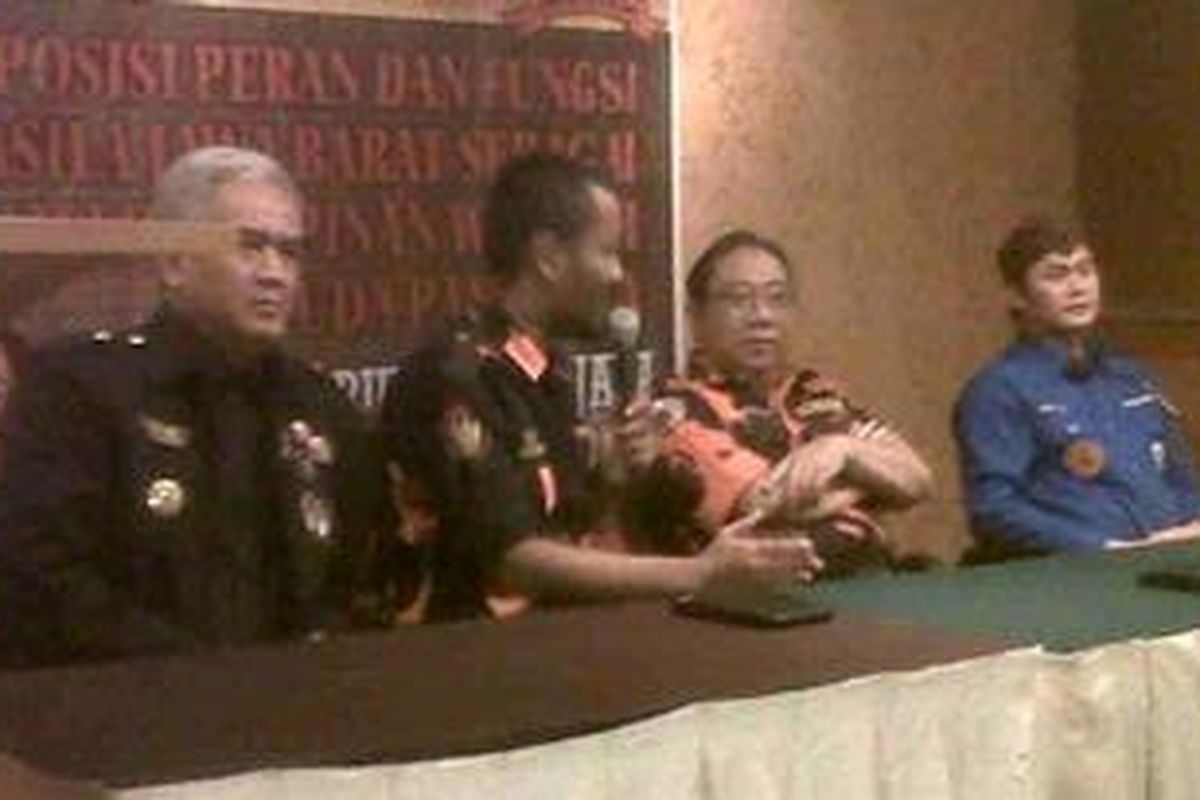 Calon gubenur Jawa Barat periode 2013 - 2018 Irianto MS Syarifudin didampingi para kader Pemuda Pancasila Jawa Barat saat menjadi pembicara dalam acara Silaturahmi Daerah dan Diskusi Publik Sapma Pemuda Pancasila Jawa Barat, di Hotel Bumi Asih Bandung, Jawa Barat, Kamis (20/12/2012).