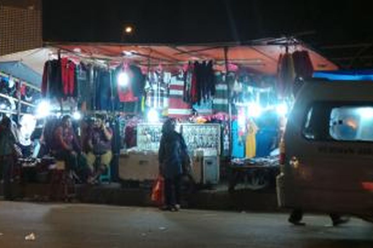 PKL berjualan di trotoar di Pasar Rebo