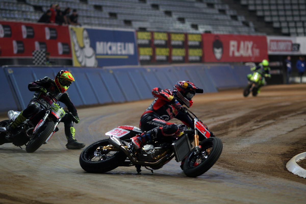 Balapan flat track yang sudah digelar sejak berdekade silam merupakan cikal bakal yang melahirkan gaya motor custom flat tracker dan scrambler. Foto ini adalah balapan 2017 DTX Superprestigio Flat Track di Pau San Jordi, Spanyol, yang berlangsung pada 16 Desember 2017.