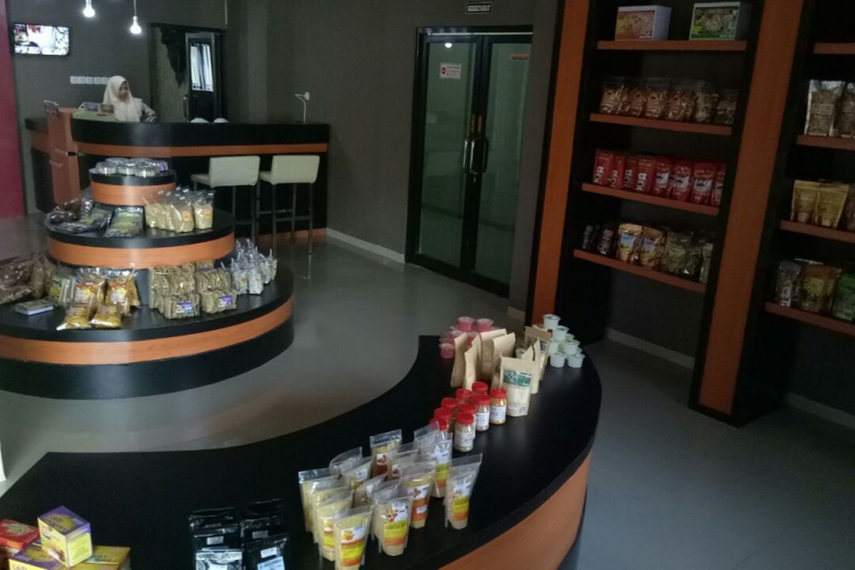 Pemerintah Kabupaten Trenggalek memamerkan produk UMKM di sebuah galeri yang terletak di lantai satu Kantor Dinas Penanaman Modal.