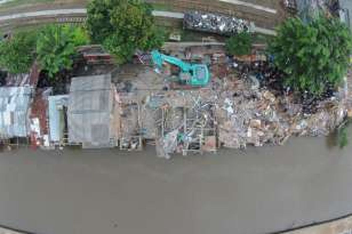 Proses pembongkaran rumah warga Bukit Duri, Tebet, Jakarta Selatan, Rabu (28/9/2016). Pemerintah Provinsi DKI Jakarta menggusur bangunan yang berbatasan langsung dengan Sungai Ciliwung dan akan merelokasi warga ke Rusunawa Rawa Bebek.