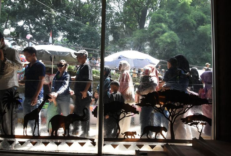 BERITA FOTO: Saat Warga Berbondong-bondong 'Serbu' Bandung Zoo meski Masih Tutup